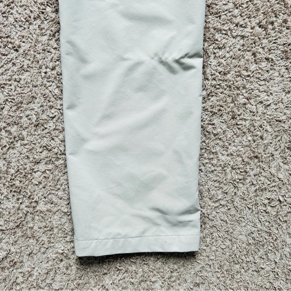 Under Armour I Men's Golf Chino Pants I Size 30 x 32 I Flat Front Beige‎
